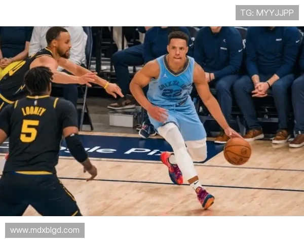 短臂神射手！杜林盛赞贝恩为顶级得分手(1)